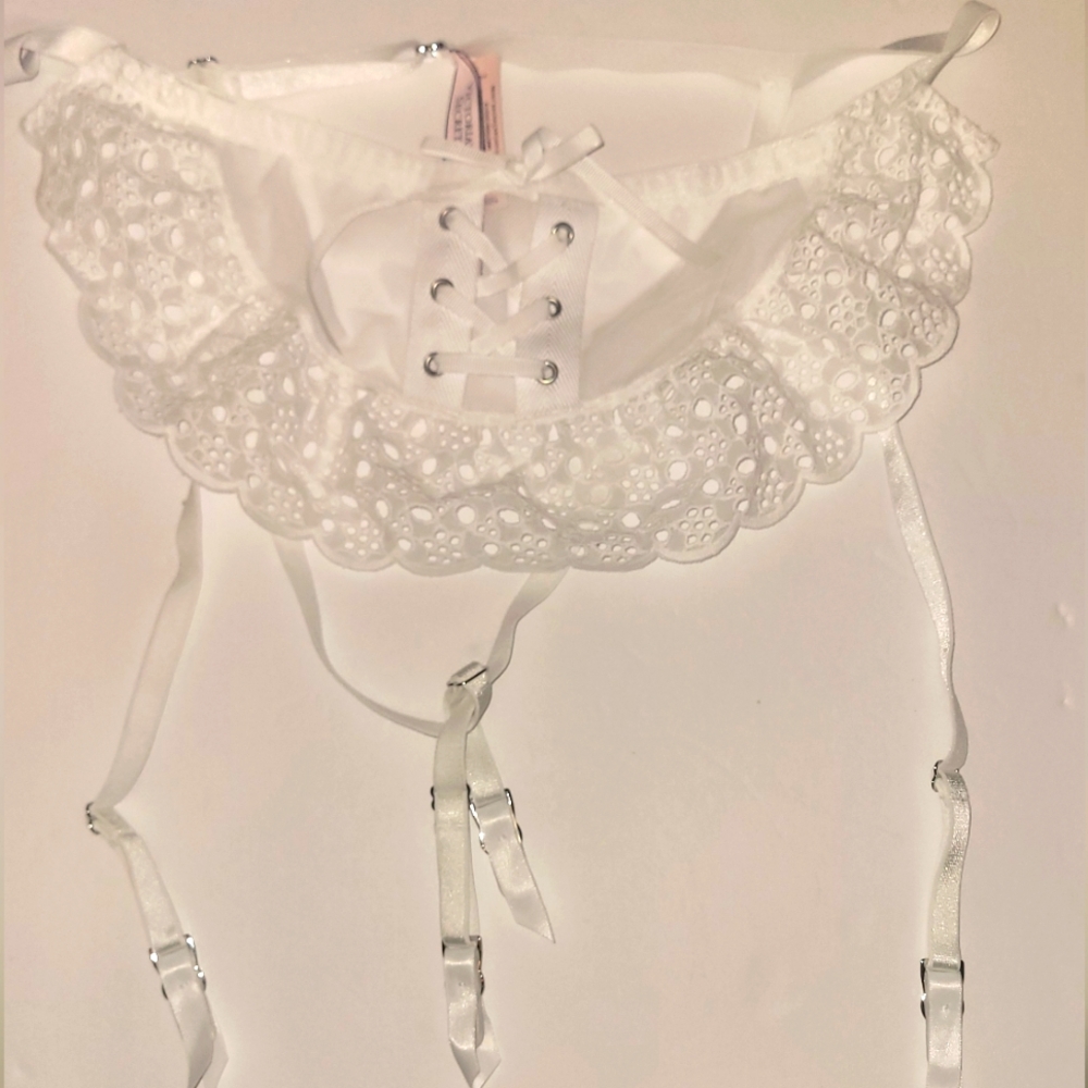 !!!!VALENTINE'S!!!! VICTORIA SECRET WHITE GARTER BELT SZ M/L NWT